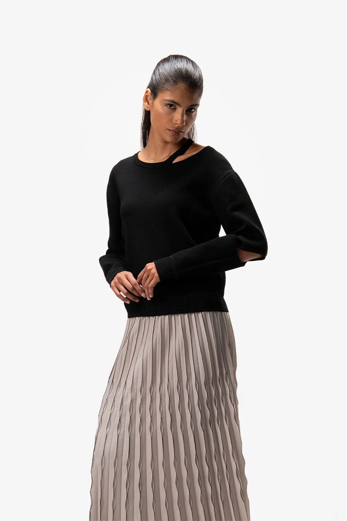 Pullover with Hole Details