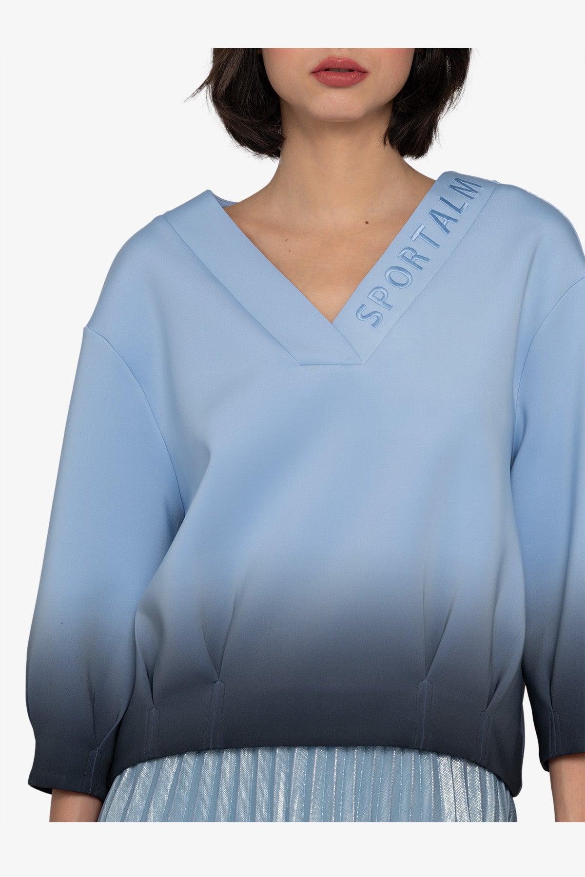 Logo刺绣V领渐变色毛衣