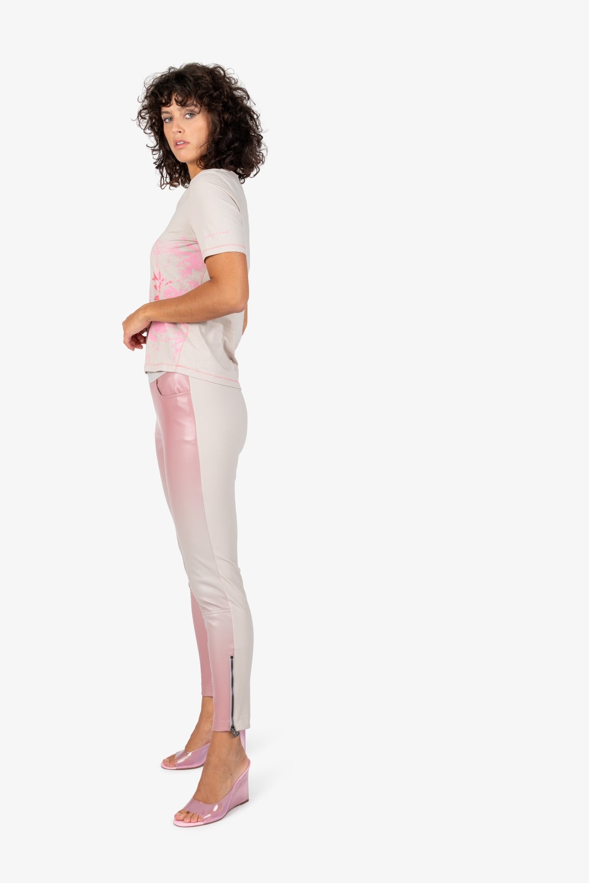 贴布绣+亮片装饰丛林印花V领短袖T恤