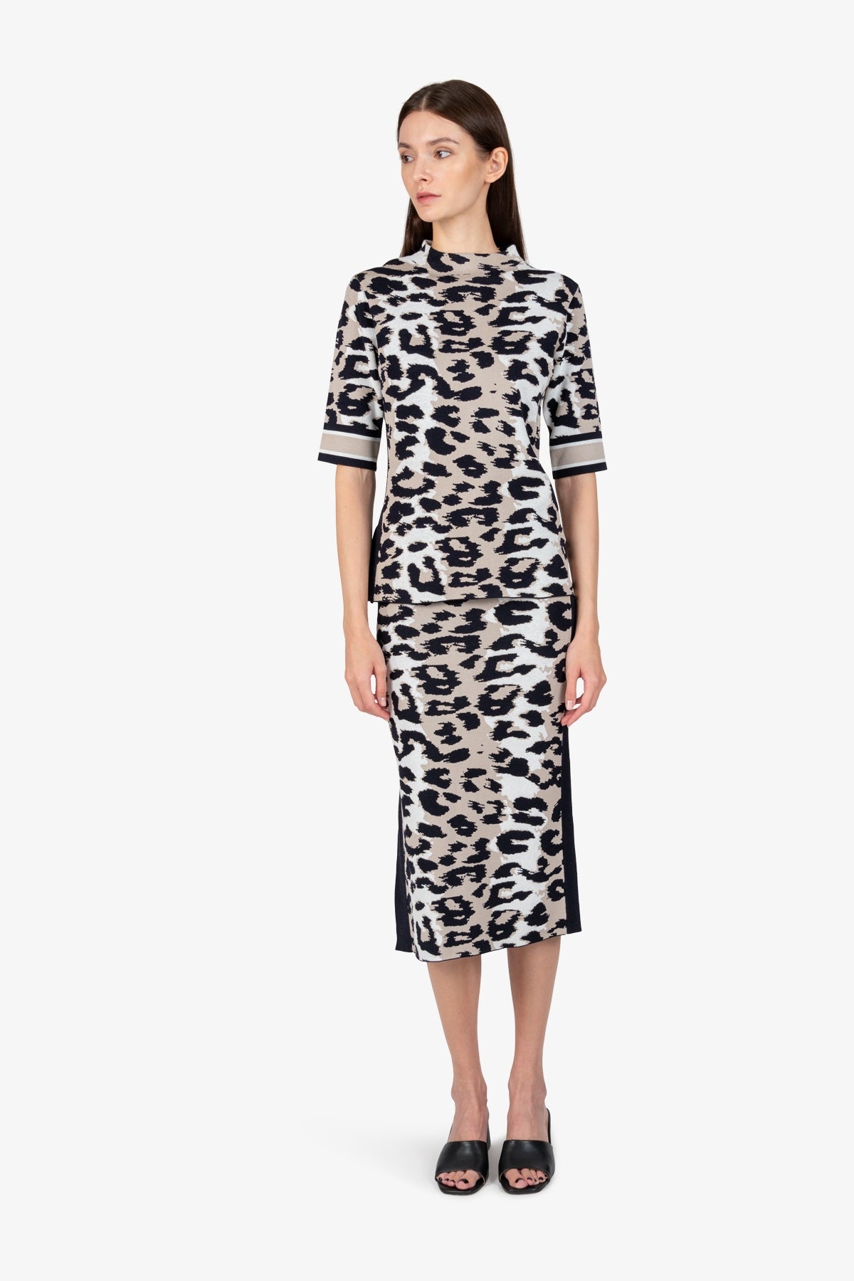 高领豹纹印花上衣