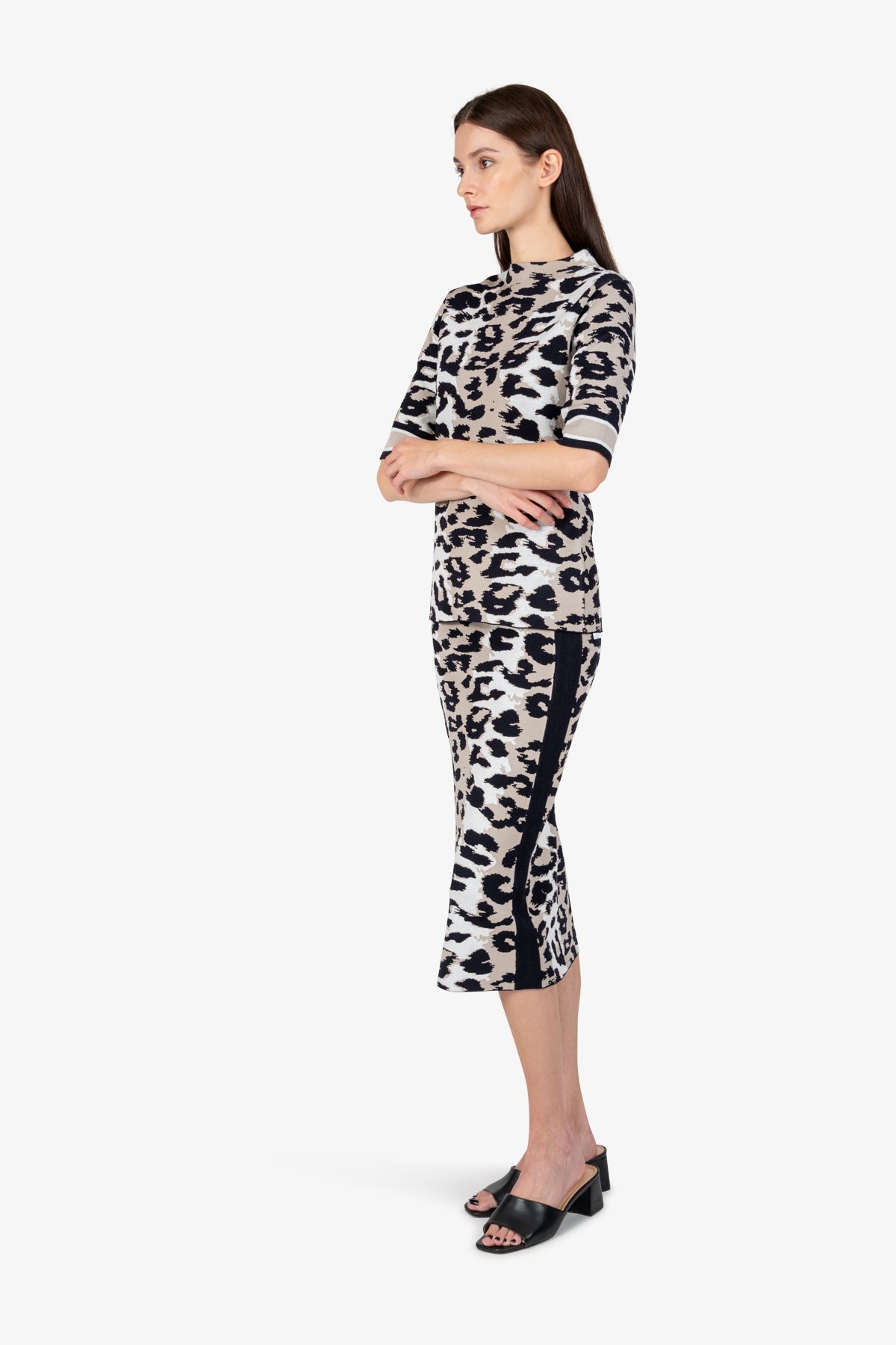 高领豹纹印花上衣