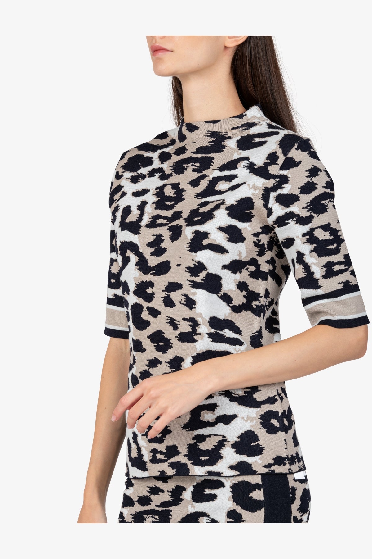 高领豹纹印花上衣