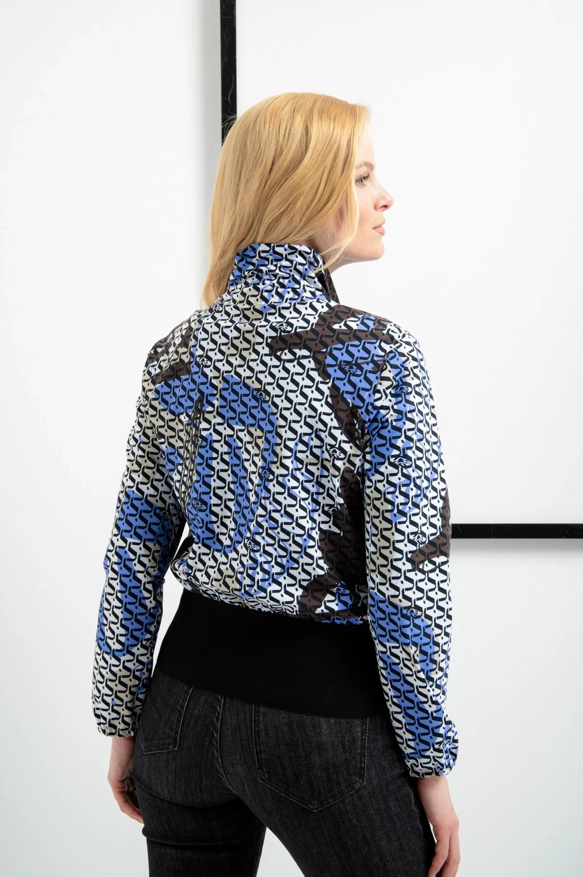 徽标几何印花图案拉链夹克