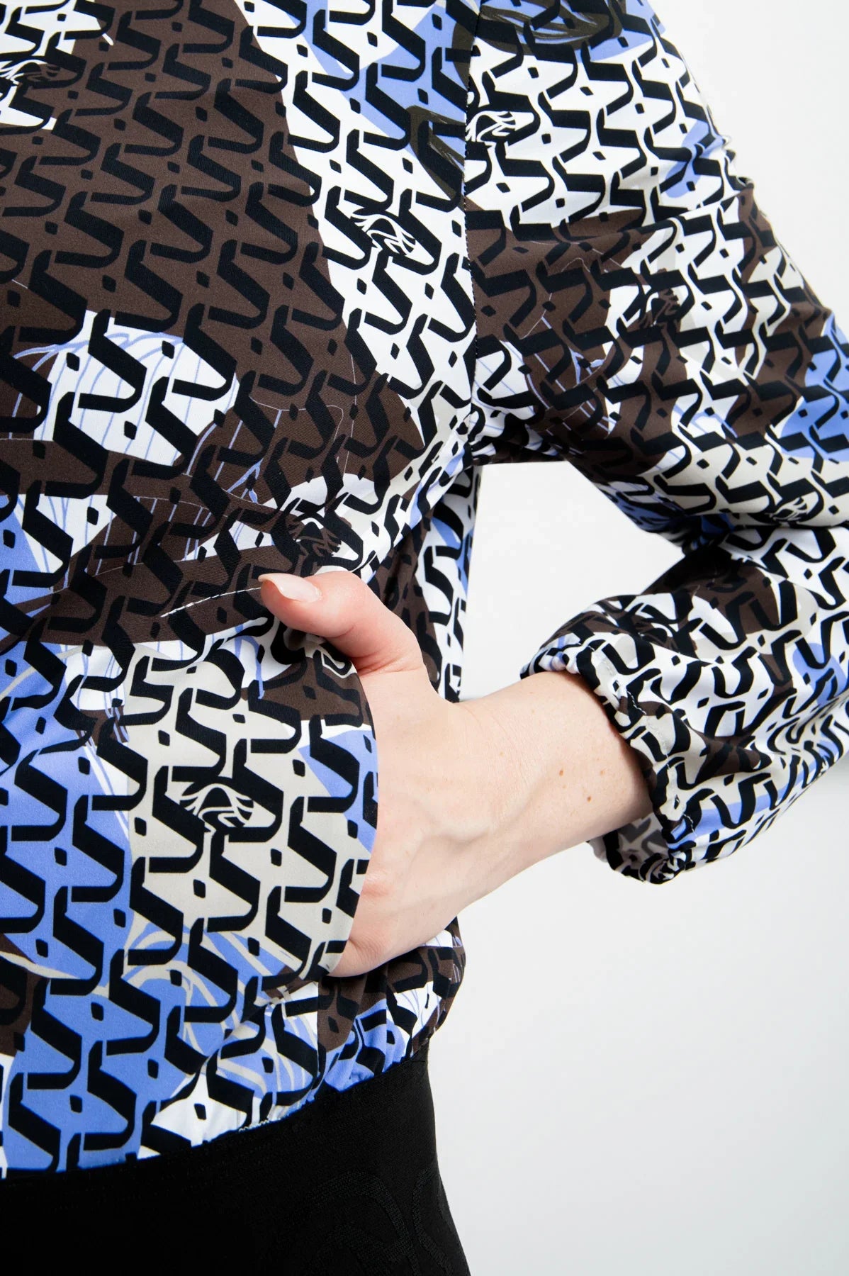 徽标几何印花图案拉链夹克