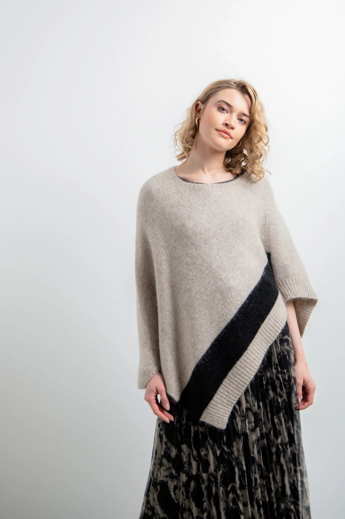 撞色條紋拼接不對稱鬥篷