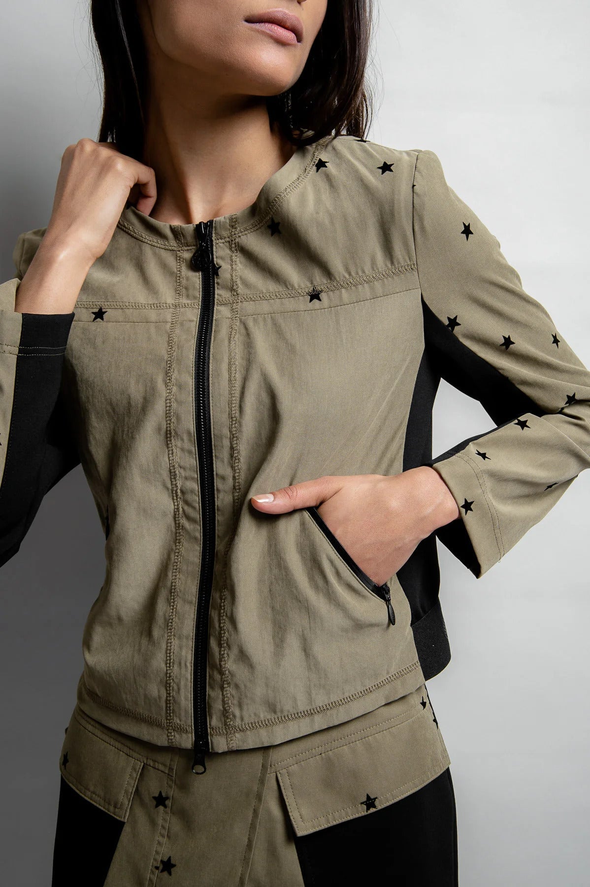 圆领植绒印花拼接夹克