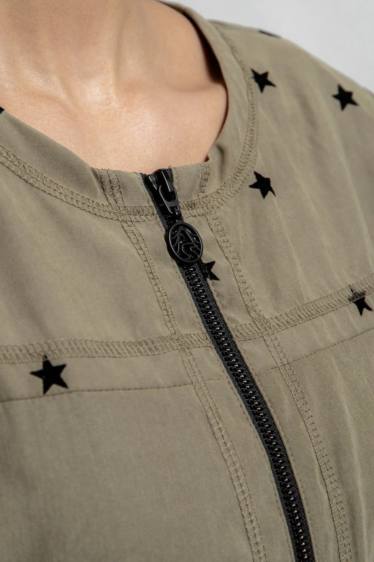 圆领植绒印花拼接夹克